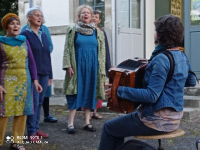élise charles chanteuse pédagogue Nièvre bourgogne chant du monde traditionnel parmi les champs chorale nivernaise stages ateliers