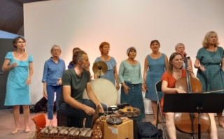 élise charles chanteuse pédagogue Nièvre bourgogne chant du monde traditionnel parmi les champs chorale nivernaise stages ateliers to et ma