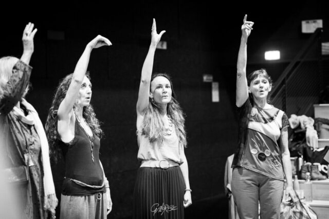 Parmi les champs café charbon Parmi les champs café charbon